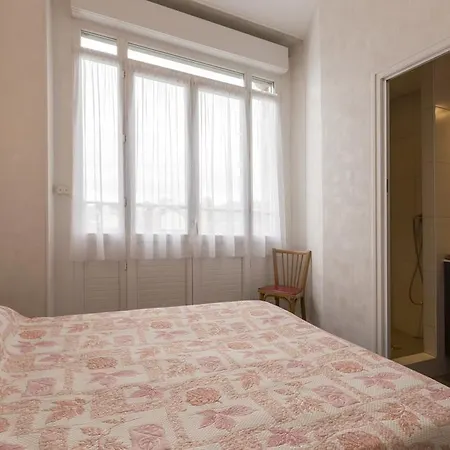 Otel Montfort 2*