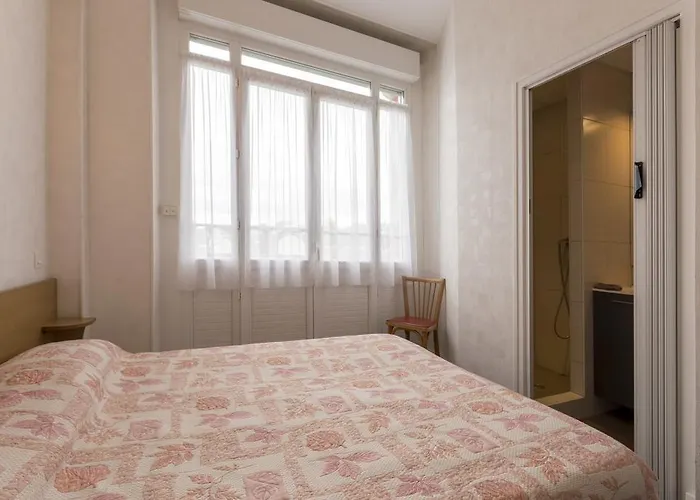 Отель Montfort 2*