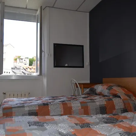 Otel Montfort 2*