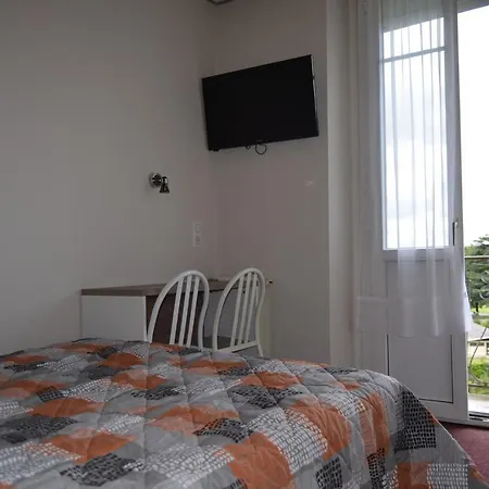 Otel Montfort 2*