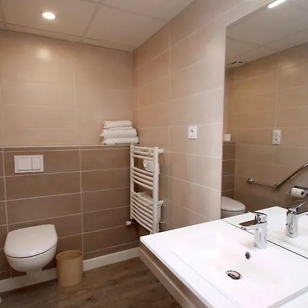 Otel Montfort 2*