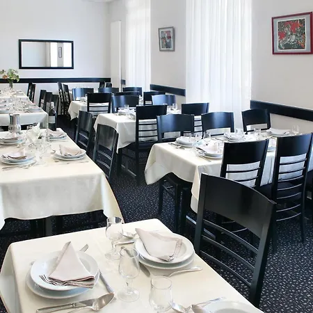 Otel Montfort 2*